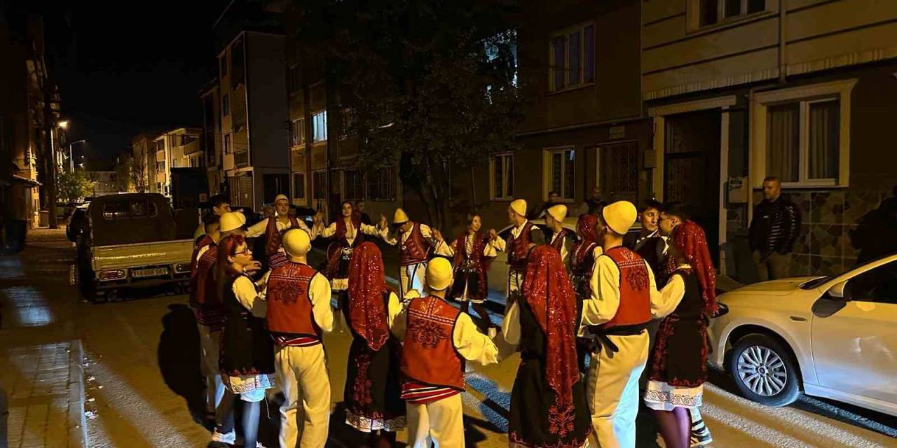 Yöresel Kıyafetler Giyerek Oyun Havasıyla Vatandaşları Sahura Kaldırdılar