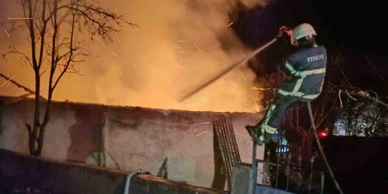 Alevlere Teslim Olan Ev Küle Döndü