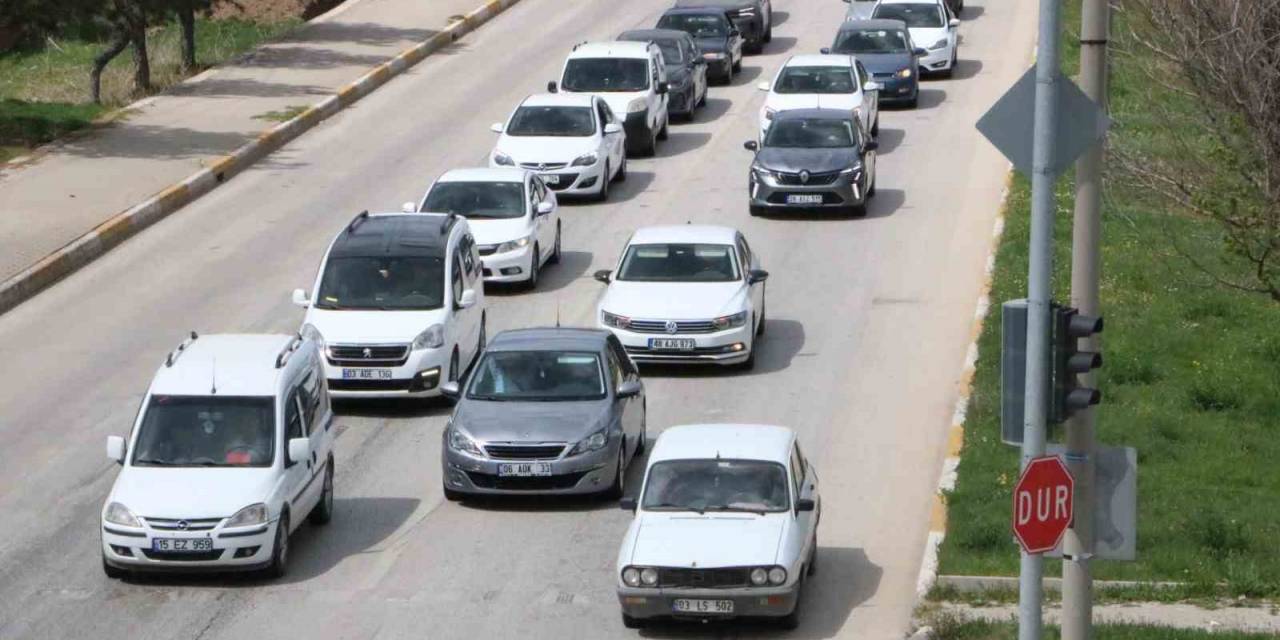 Afyonkarahisar’da Karayollarında Yoğunluk Yaşanmaya Başlandı