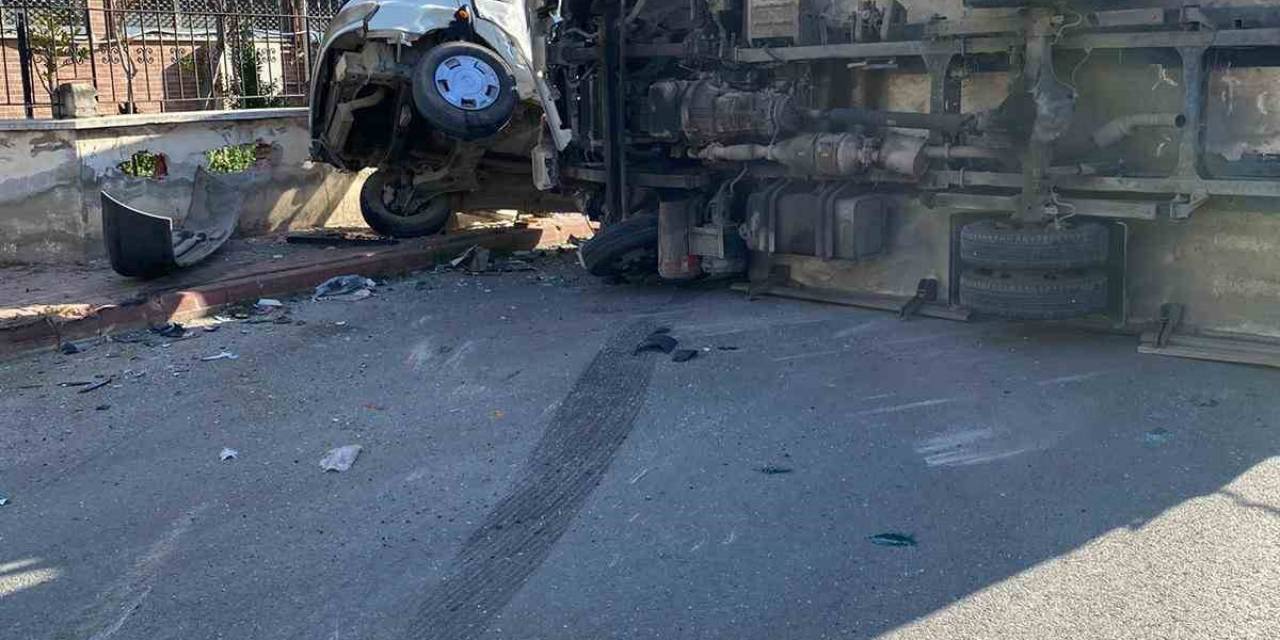 Minibüs İle Kamyonet Çarpıştı: 3 Yaralı