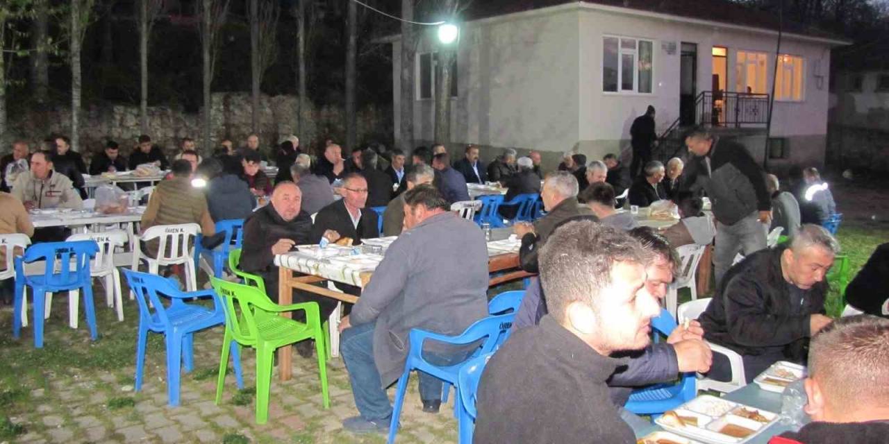 Hisarcık’ta 23 Yaşındaki Genç Muhtardan Köye İftar Yemeği