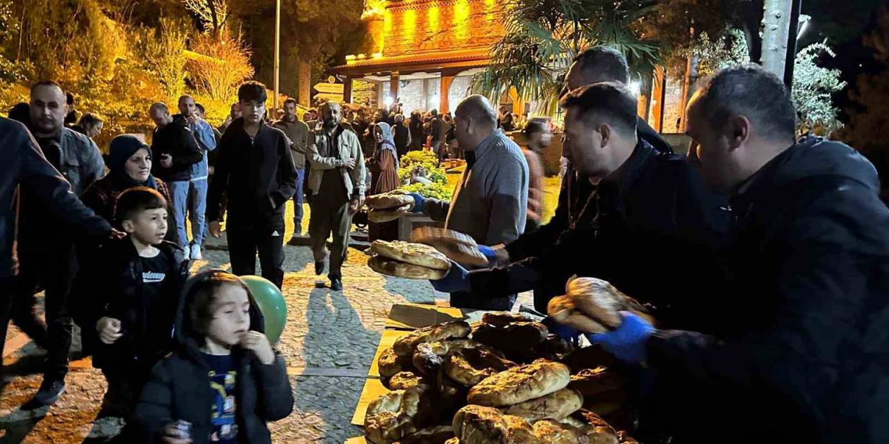 Vatandaşlara Ramazan Pidesi Dağıtıldı