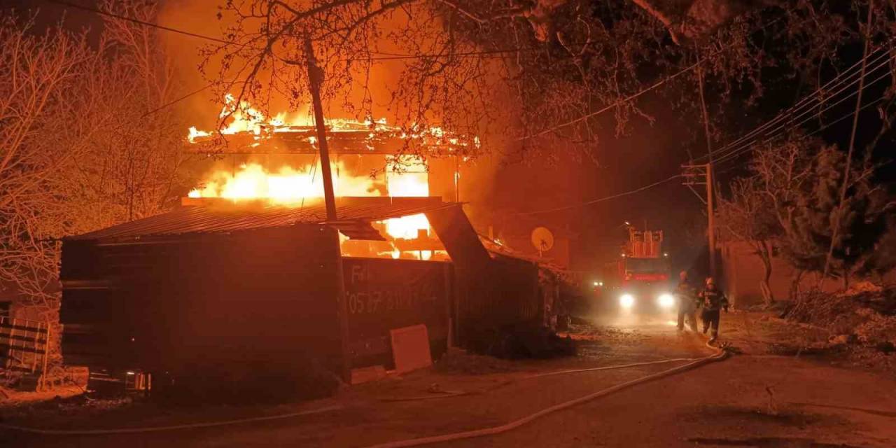 İki Katlı Evde Çıkan Yangın Geceyi Aydınlattı