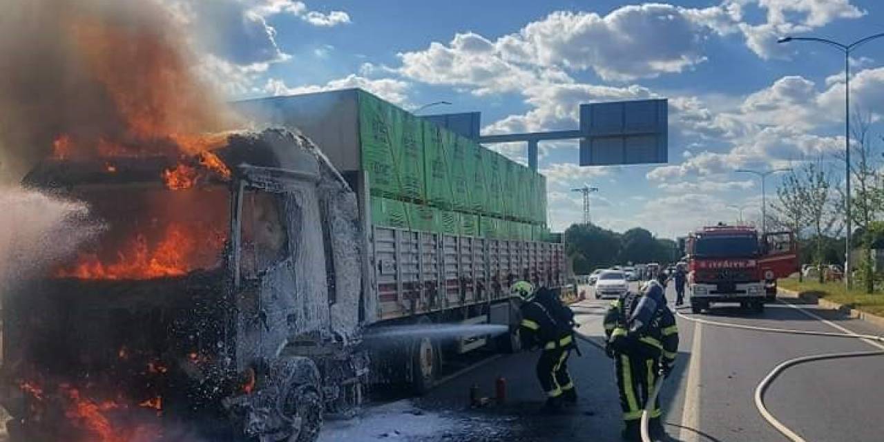 İnşaat Malzemesi Yüklü Tır Alev Topuna Döndü