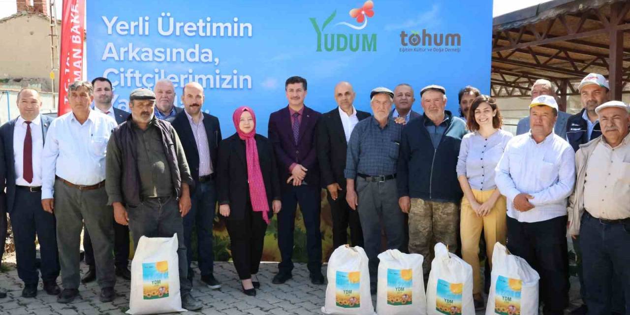 Yudum Ve Tohum Derneği, Eskişehir’de Çiftçilere Yerli Ayçiçek Tohumu Dağıttı
