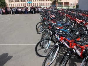 Manisa’da 230 Öğrenciye Bisiklet Dağıtıldı