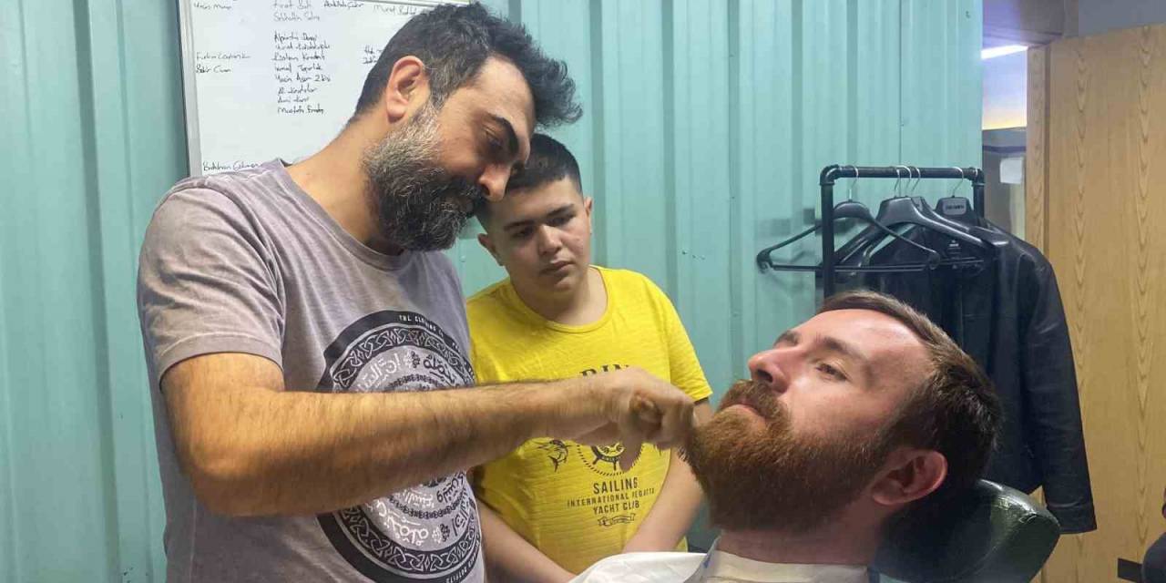 Berberler Ve Kuaförlerde Bayram Yoğunluğu: Mesaileri Gece Yarısına Kadar Uzadı