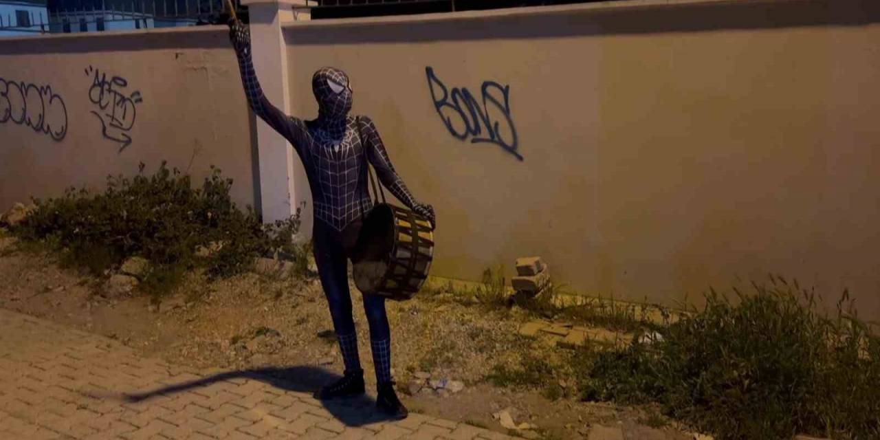 Adanalı Örümcek Adam Davul Çalarak Vatandaşları Sahura Kaldırdı