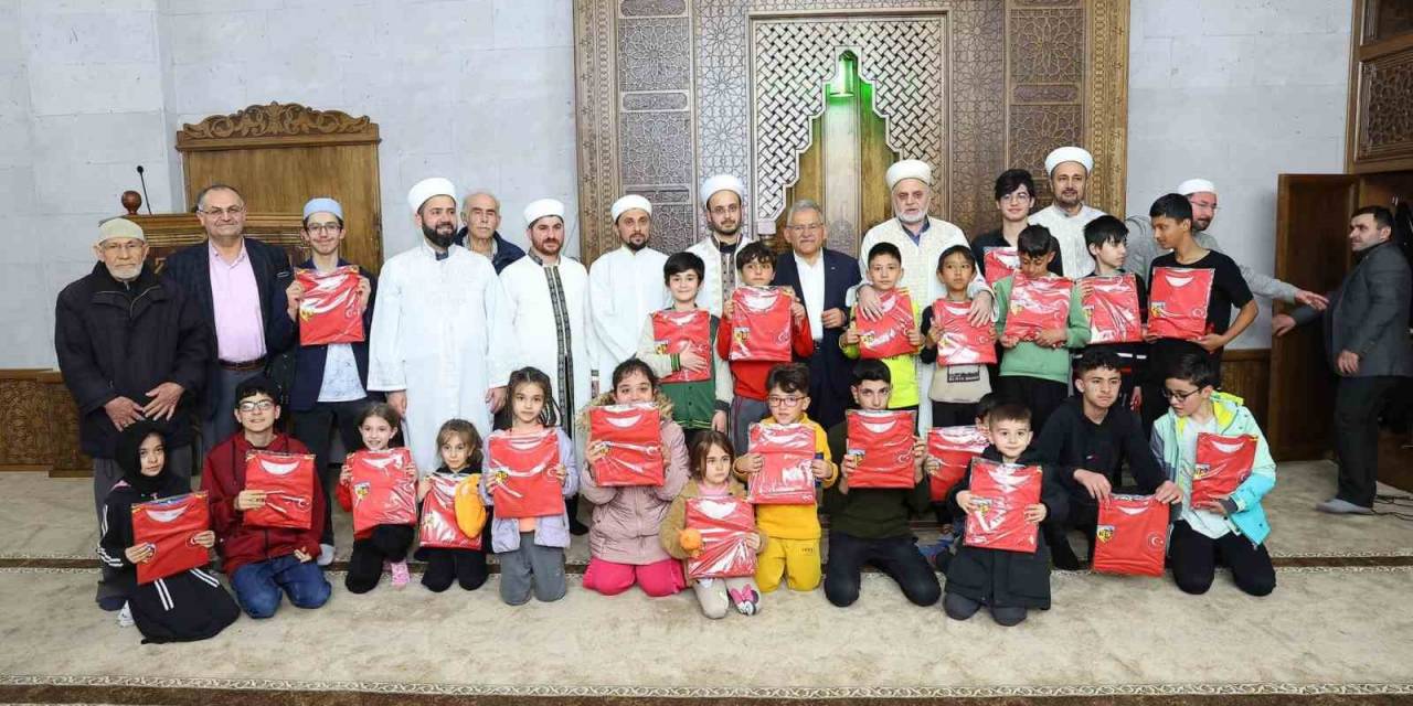 Başkan Büyükkılıç, Teravih Sonrası Vatandaşla Buluştu