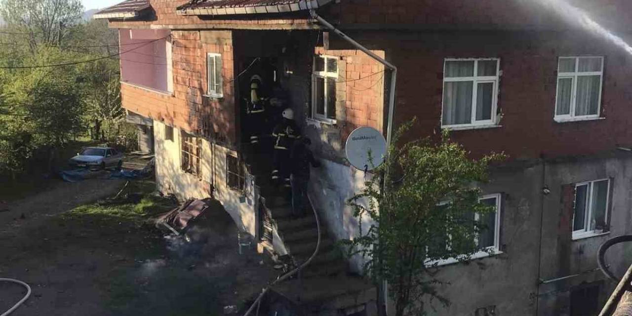 Evin Çatısında Çıkan Yangın Korkuttu