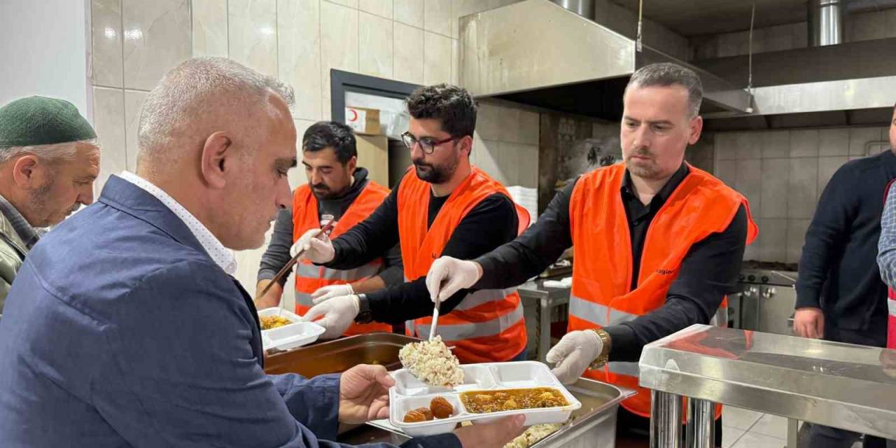 Maginder’den İftar Yemeği Ve Gıda Yardımı