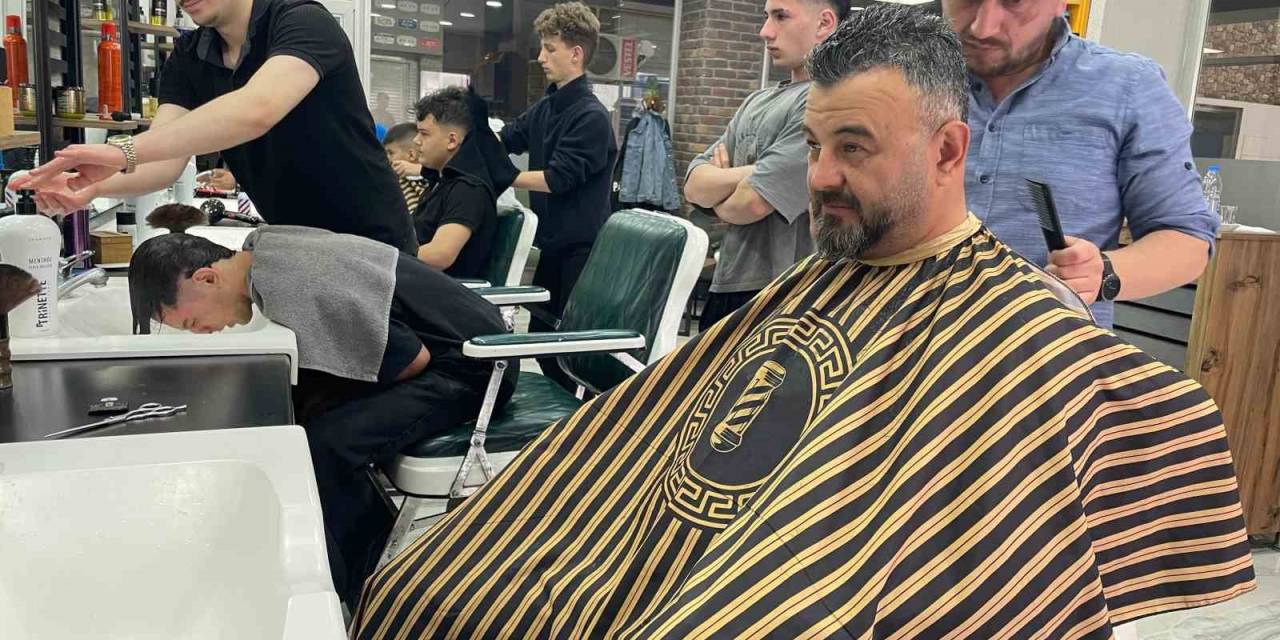 Berberlerin Bayram Yoğunluğu: Erken Saatlerde Açılan Dükkanlar Sahurda Kapatılıyor