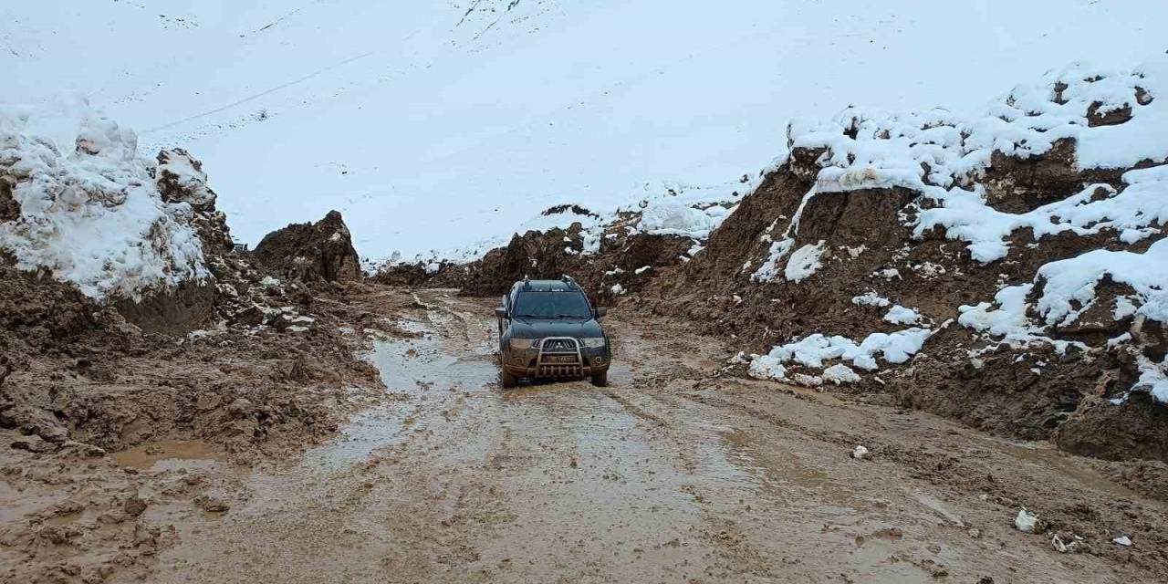 Yüksekova’da Heyelan Sonucu Kapan Köy Yolu Kontrollü Olarak Açıldı