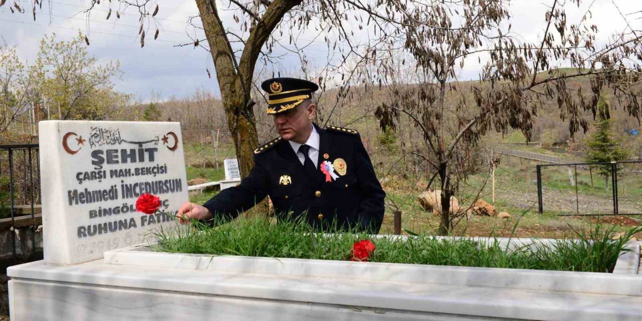 Bingöl’de Emniyet Mensupları, Şehit Kabirlerine Karanfil Bıraktı