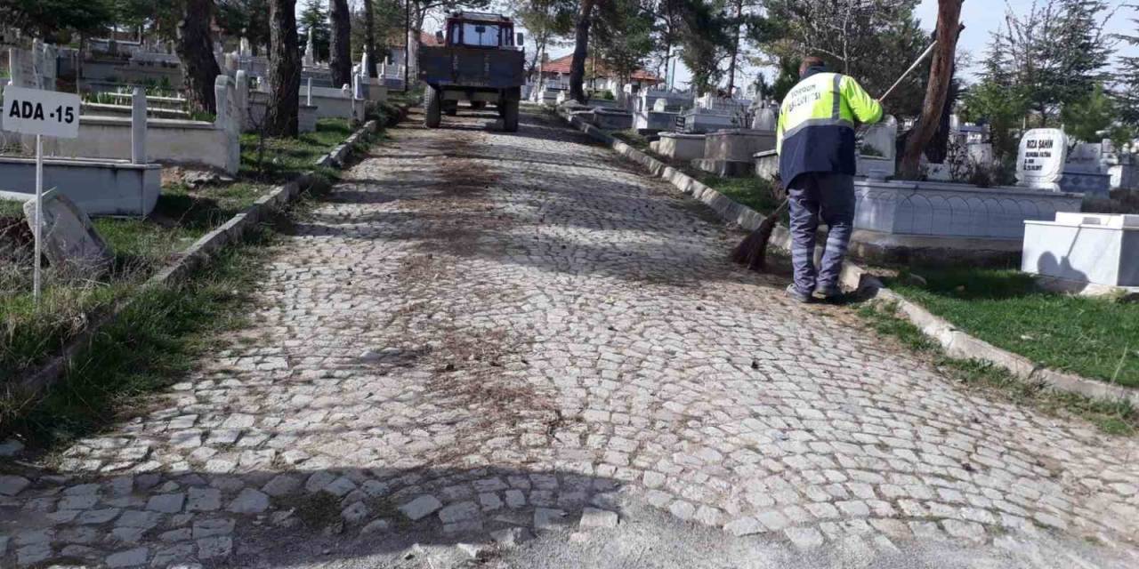 Sorgun Belediyesi Mezarlıkta Bayram Temizliği Yaptı