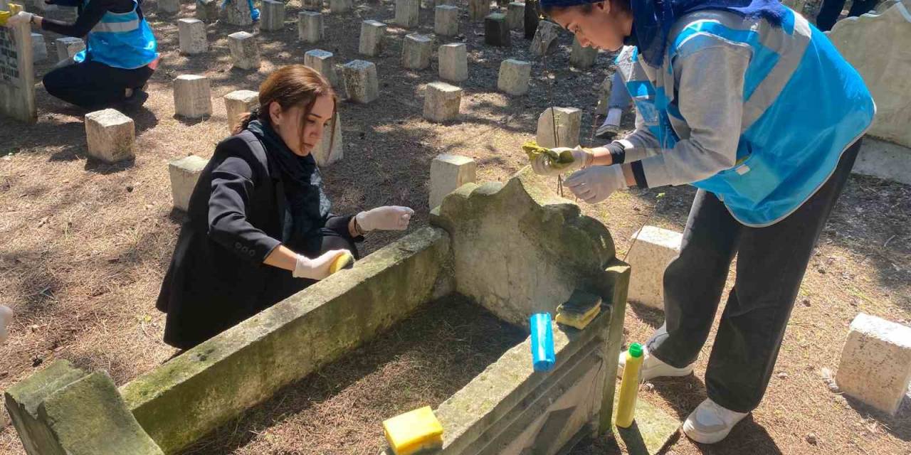 Gençler Çocuk Mezarlarını Titizlikle Temizledi