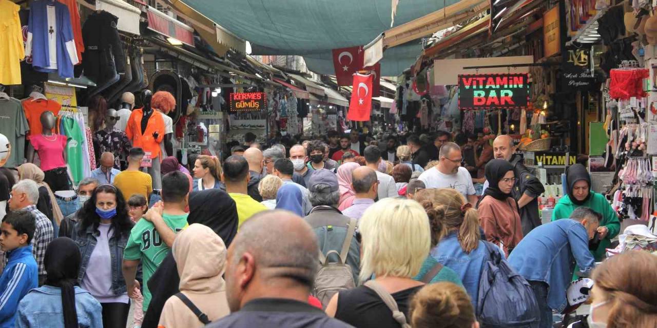 Vatandaşlar Tarihi Kemeraltı Çarşısı’na Akın Etti
