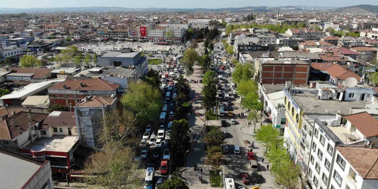 Şehrin Merkezinde Bayram Yoğunluğu: Trafik Felç Oldu