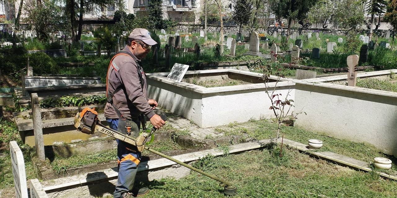 Sakarya’da Mezarlıklar Bayrama Hazırlanıyor