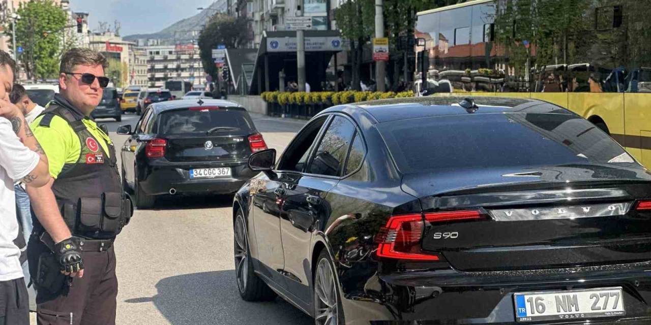 Bursa’da Yolun Karşısına Geçmek İsteyen Yayalara Motosiklet Çarptı