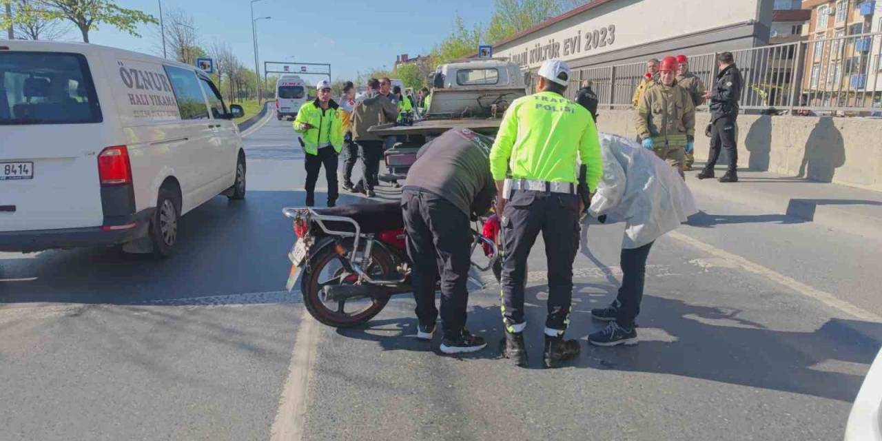 Sultangazi’de Duvar İle Trafik Uyarı Levhası Arasına Sıkışan Motosikletli Hayatını Kaybetti