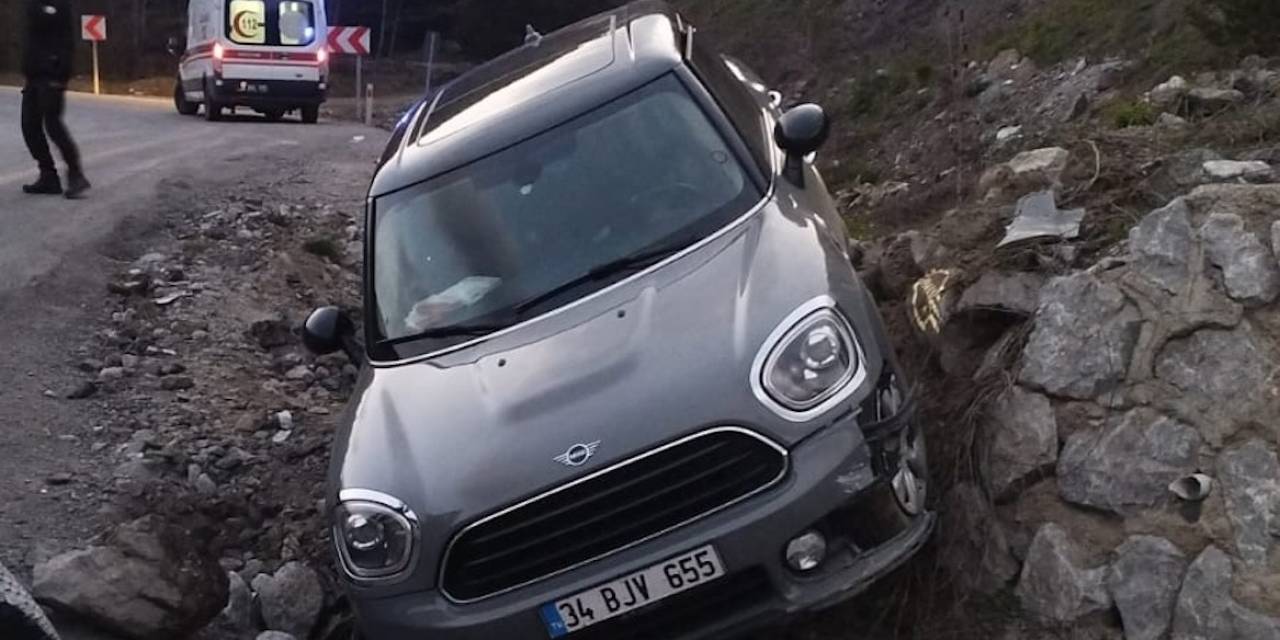 Yoldan Çıkan Otomobil İstinat Duvarına Çarptı: 4 Yaralı