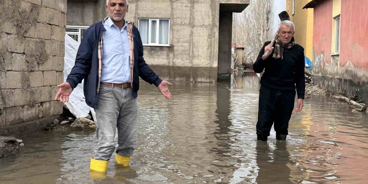 Yüksekova’da Sağanak Yağışta Evler Sular Altında Kaldı