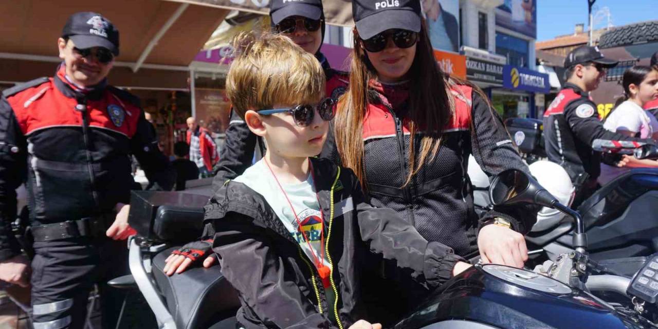 Edirne’de Polis Ekipleri Stant Açarak Vatandaşları Bilgilendirdi