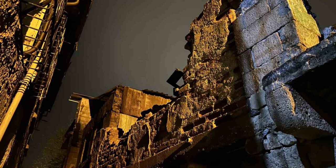 Diyarbakır’da Metruk Ev Yanındaki Evin Üzerine Çöktü