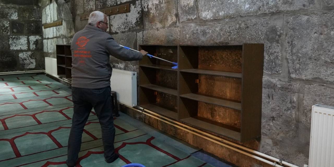 Melikgazi Belediyesi; Camileri Temizleyerek Bayrama Hazırladı