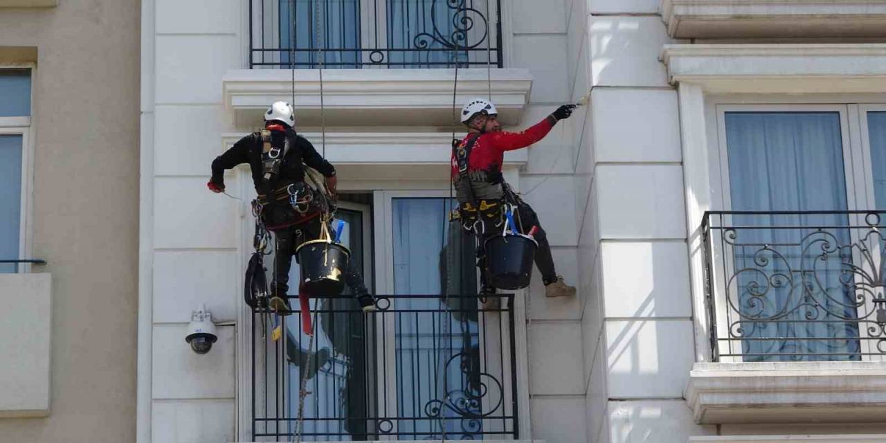 Taksim’de Dağcıları Andıran İşçiler Yürekleri Ağza Getirdi