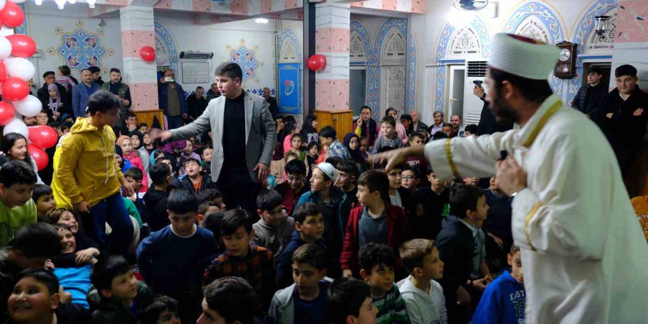 Çocuklar Ramazan Geleneğini Camide Öğrendi
