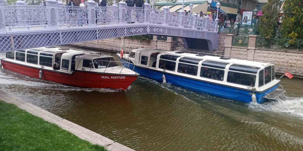 Bayram İçin Gelen Eskişehir’e Gelen Turistler Porsuk Çayı’nın Tadını Çıkardı