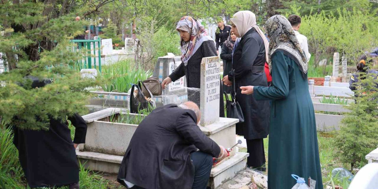 Elazığ’da Vatandaşlar Mezarlıklara Akın Etti