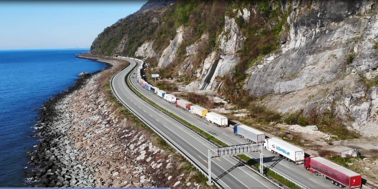 Sarp Sınır Kapısı’nda Bayram Öncesi Yoğunluk Uzun Tır Kuyrukları Oluşturdu