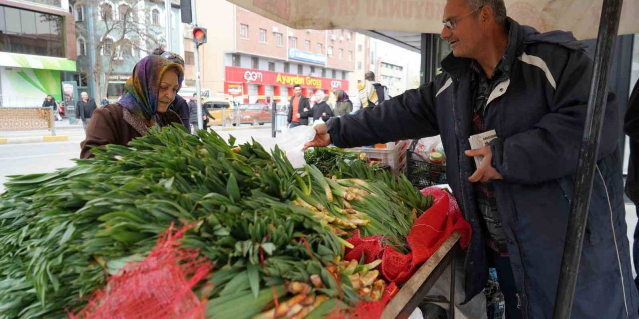 Lezzet Ve Şifa Deposu Çiriş Otu Tezgahlarda Yerini Aldı