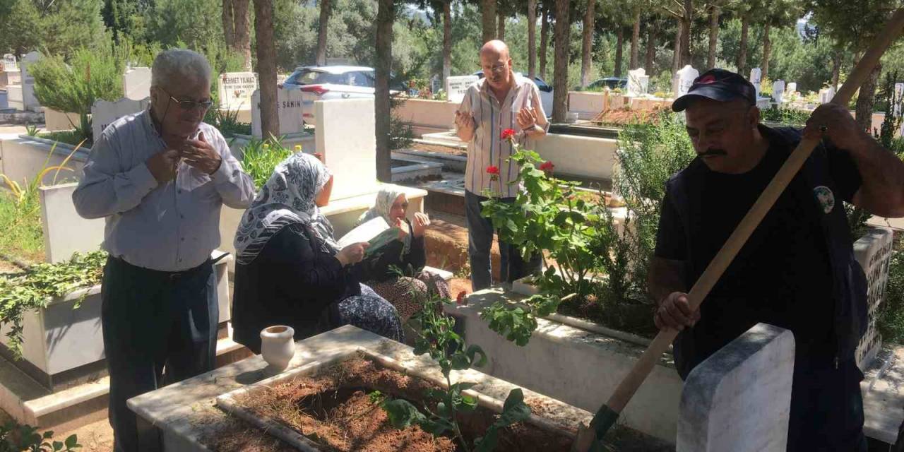 Kemer Mezarlığı’nda Bayram Yoğunluğu