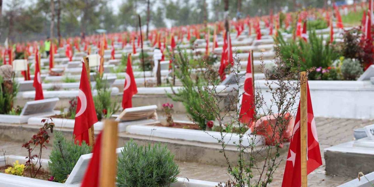 Depremin Merkezi Kahramanmaraş’ta Mezarlıkta Buruk Bayramlaşma