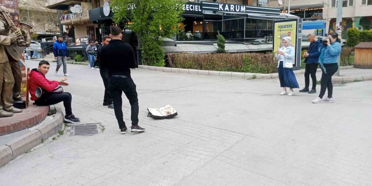 Bayram Yoğunluğunu Fırsat Bilen Sokak Müzisyenlerinden Konserler