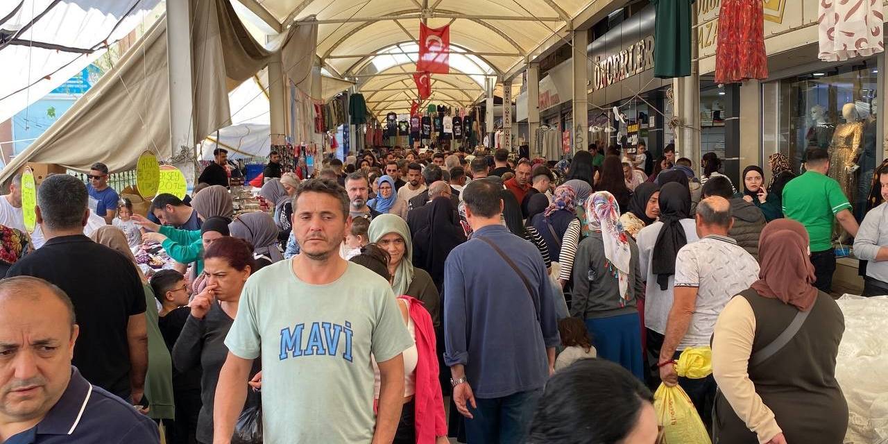 Çarşı Ve Sokaklarda Bayram Yoğunluğu