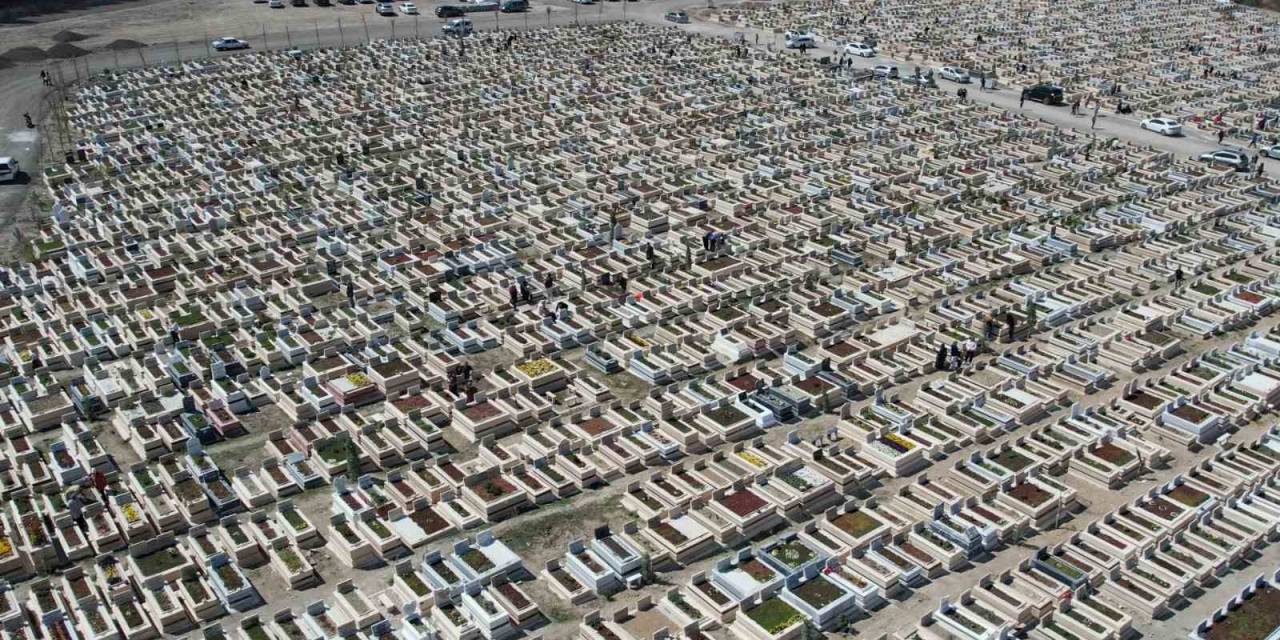 Bayram Öncesi Karşıyaka Mezarlığında Yoğunluk Yaşandı