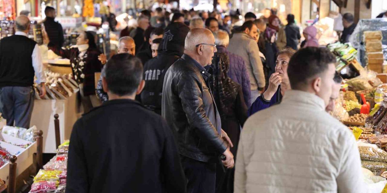 Elazığ Kapalı Çarşı’da Bayram Yoğunluğu