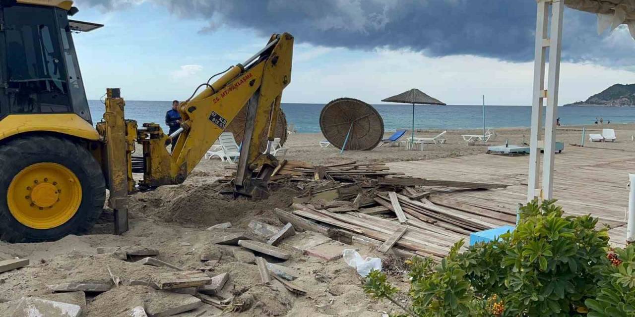 Alanya’da ‘Tek Tip Sahil Büfesi Projesi Kapsamında’ Eski Büfeler Yıkıldı