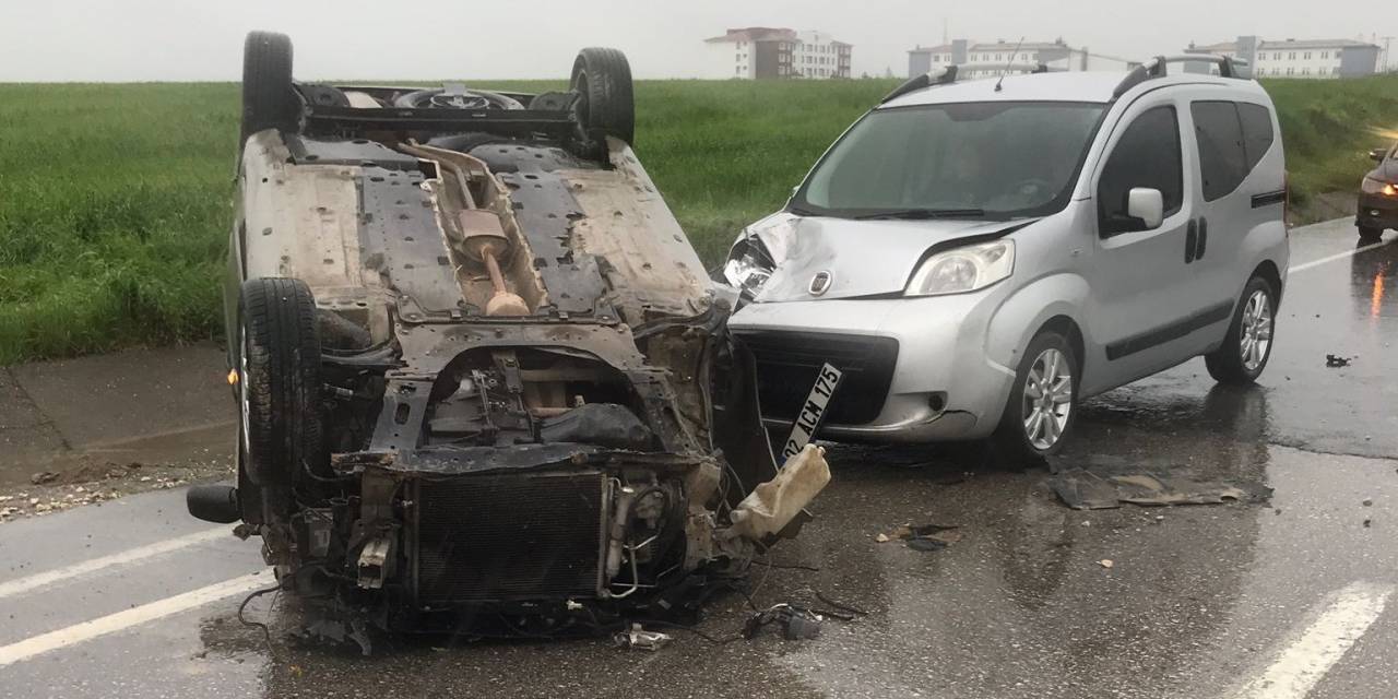 Otomobil Karşı Şeride Geçerek Hafif Ticari Araçla Çarpıştı: 3 Yaralı