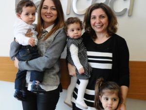 Aralarında 2 Yaş Fark Olmasına Rağmen Üçüzler