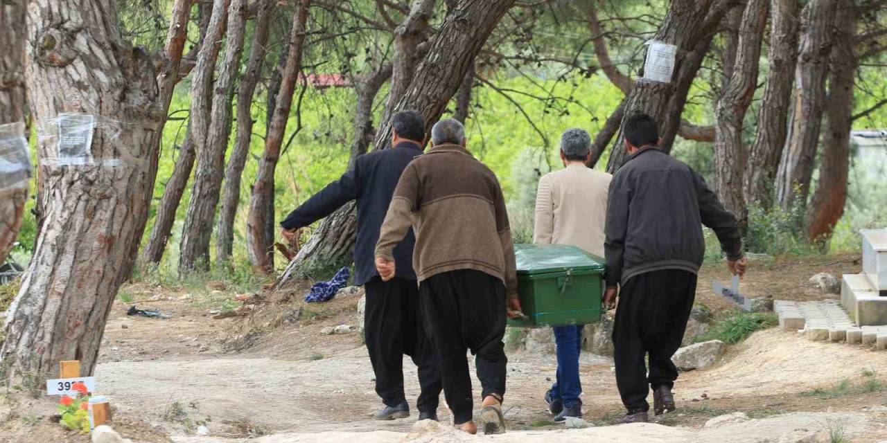İntihar Eden Katil Zanlısının Cenazesi Köyde İstenmeyince Başka Yerde Defin Edildi
