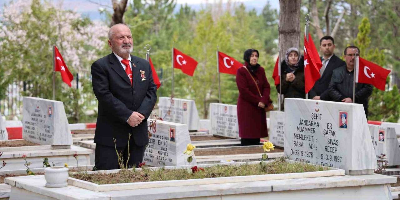 Yukarı Tekke Mezarlığı Ziyaretçi Akınına Uğradı