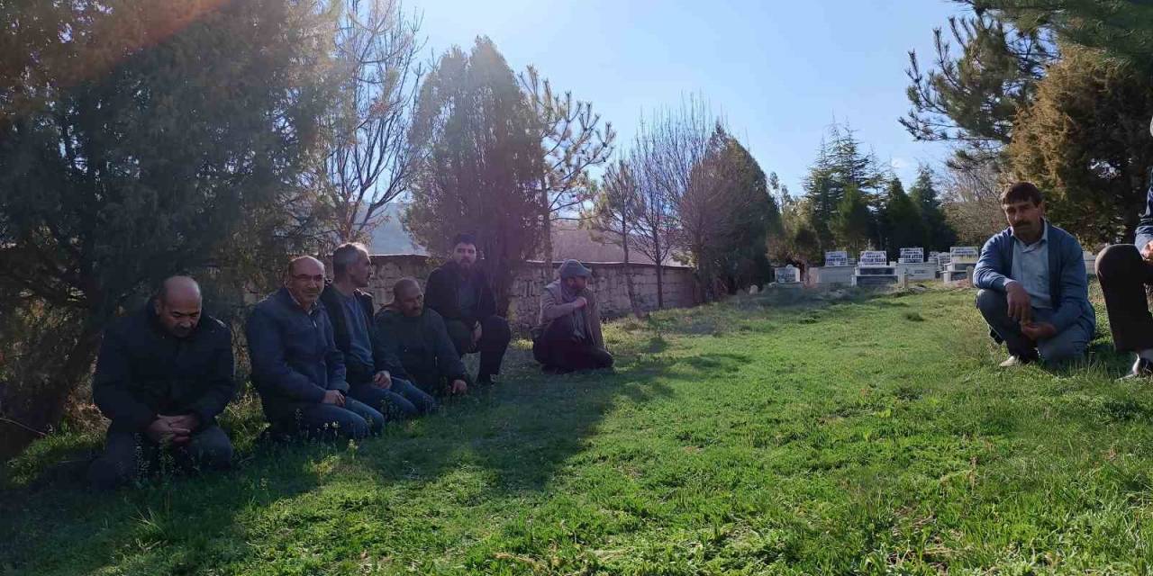 Her Bayram Arifesinde Vefat Eden Yakınları İçin Bir Araya Gelip Dua Ediyorlar