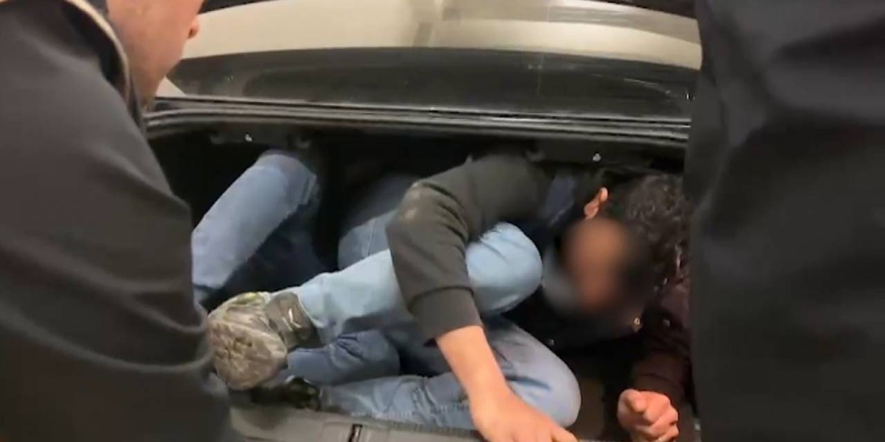 Kaçak Göçmenler Otomobilin Bagajında Yakalandı