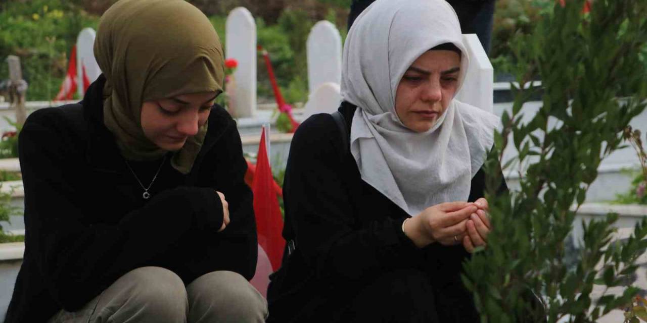 Deprem Bölgesinde Mezarlıklarda Hüzünlü Bayram Ziyareti